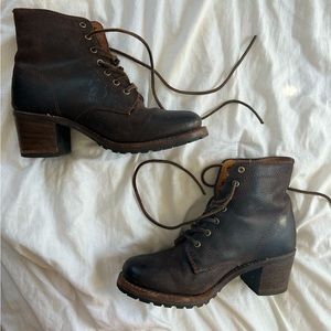 Lace up Sabrina Frye Boots